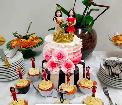 Bolo confeitado tema Príncipe e a Princesa